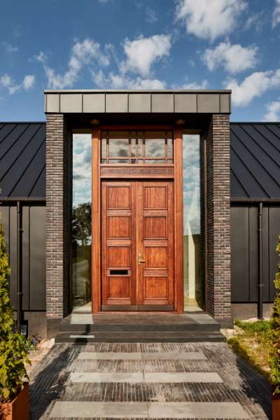 „Königliche“ Tür, gefunden in Christiania, montiert an einer Stahlfassade, Volstrupvej 63, 9240 Nibe